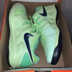 NIKE Air Zoom Vapor X Jr Ghost green
Sz 6Y